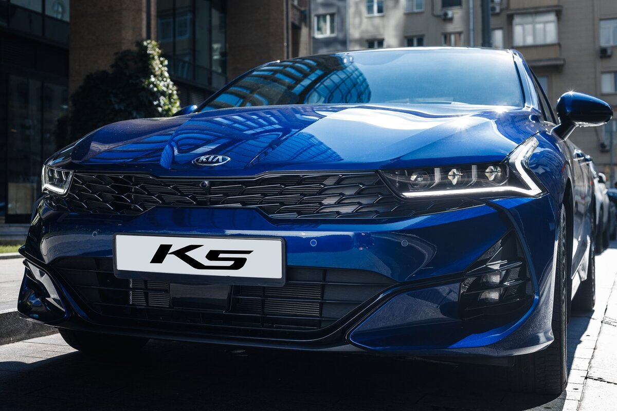 Фирменная решетка радиатора на K5 получила ряд изменений