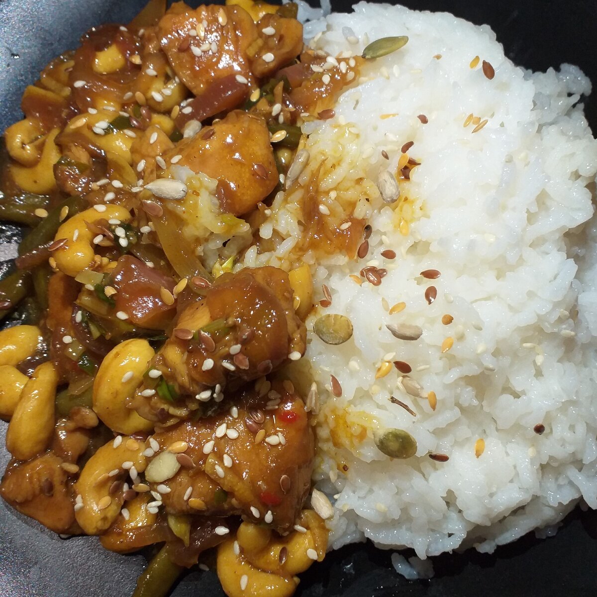 Куриное филе по-тайски с кешью и овощами. Гарнир - рис отварной