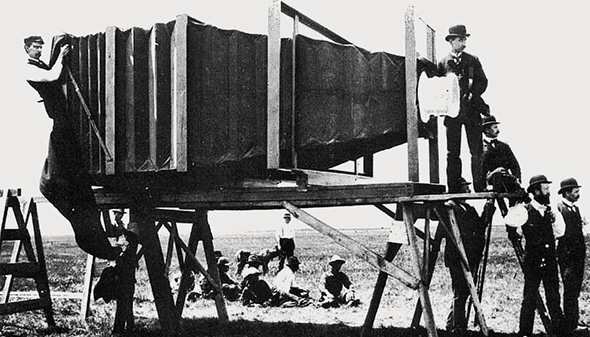 Ученым на протяжении веков, никак не удавалось зафиксировать получаемое изображение. Оно пропадало при действии на его поверхность солнечного света. В 1770-м году швейцарский химик К. Шееле доказал, что использовав соединения хлора и серебра можно получить нестираемое изображение, если обработать аммиаком. 
