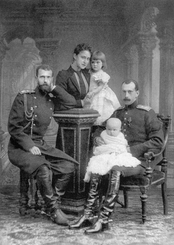 Великий князь Сергей Александрович, Елизавета Фёдоровна и Павел Александрович (с сыном на коленях) с детьми Марией и Дмитрием