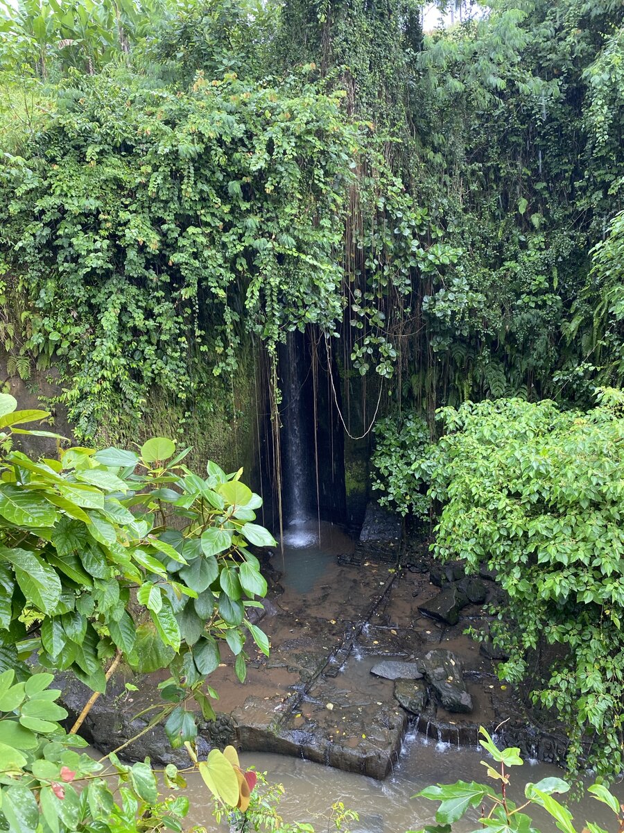На самом деле, есть фото на этом водопаде гораздо красивее нашей. На других фото этот водопад очень полноводный, и вода потоками стекает вниз по каменным глыбам, образуя  пороги. Почему нам не повезло и когда воды в водопаде больше, я, к сожалению, сказать не могу