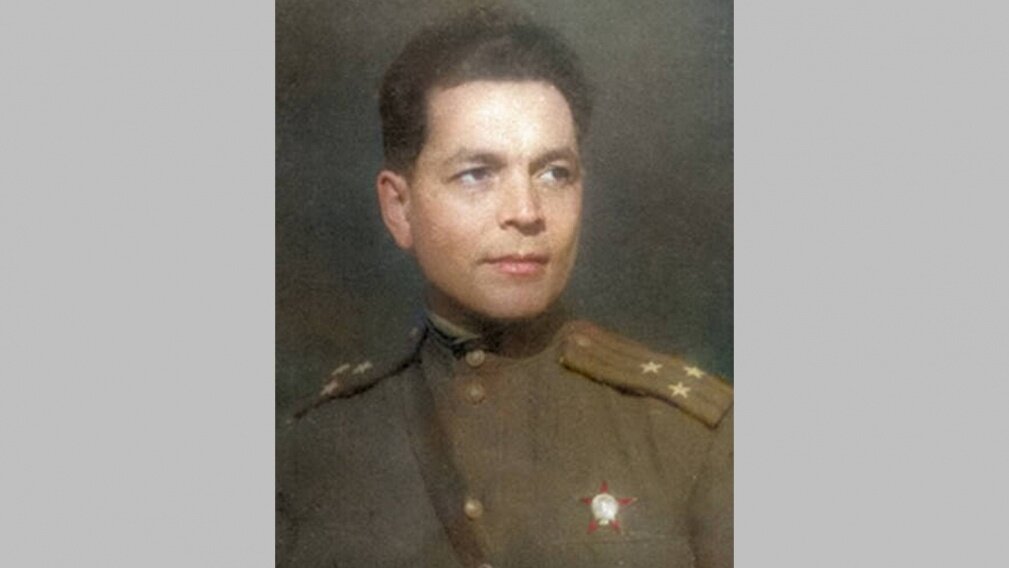 На фото: Воловец Александр Михайлович, полковник, главный редактор газеты Брянского фронта «На разгром врага». 