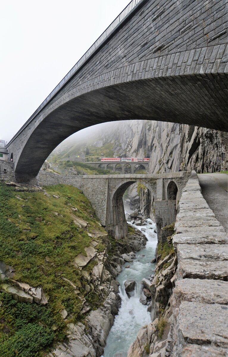 Поезд идёт по отдельному мосту