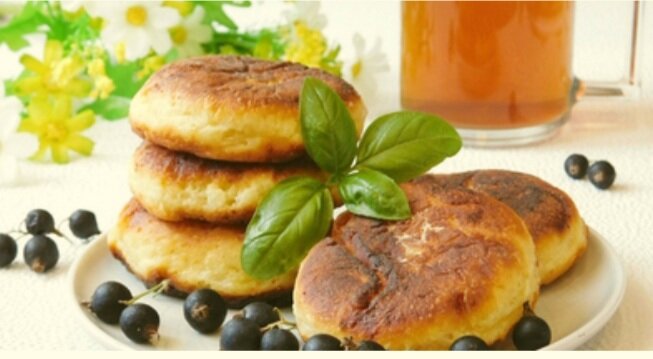 Нежные и пышные домашние сырники на завтрак! Сырники - это оригинальный, но очень простой в приготовлении вариант вкусного и сытного завтрака. Их даже можно успеть приготовить утром перед работой. Это не займет много времени. А удобнее даже будет приготовить с вечера тесто, поставить его в холодильник, а утром останется всего лишь сырники пожарить. Свежие, только что приготовленные сырники на завтрак насытят вас, зарядят бодростью и поднимут настроение на весь день, ну или хотя бы до обеда.