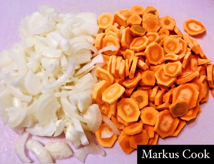 Нарезаем лку и морковь