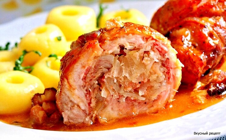 Свиной рулет с беконом и капустой 