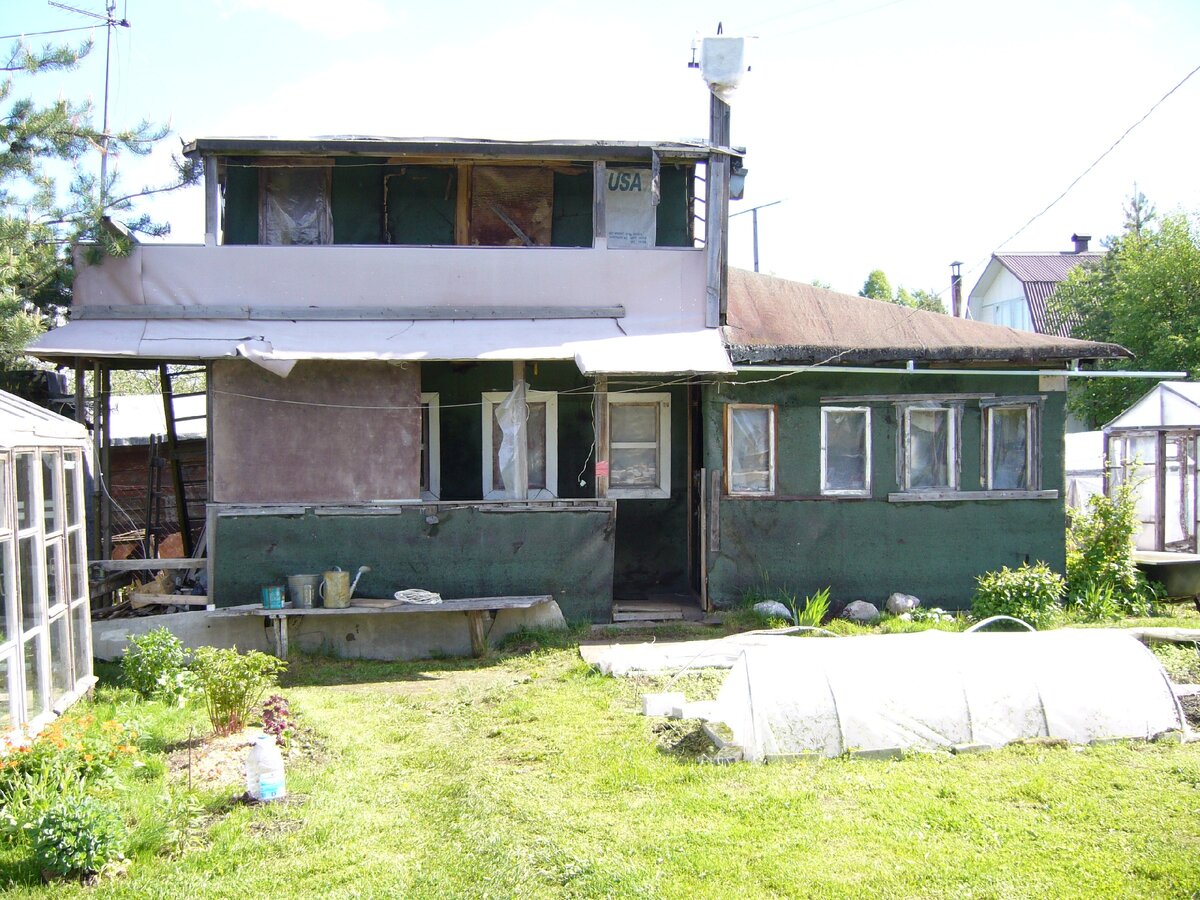 Времянка (уже на закате своей карьеры) и теплицы.