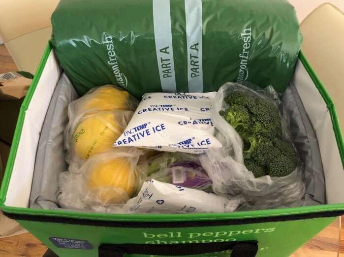 Свежие продукты привозят домой в портативном холодильнике