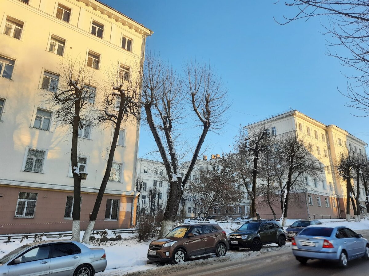 Дом большой и сложный по форме (сверху выглядит как буква "П" в шрифте с засечками). Он не влезает в кадр!