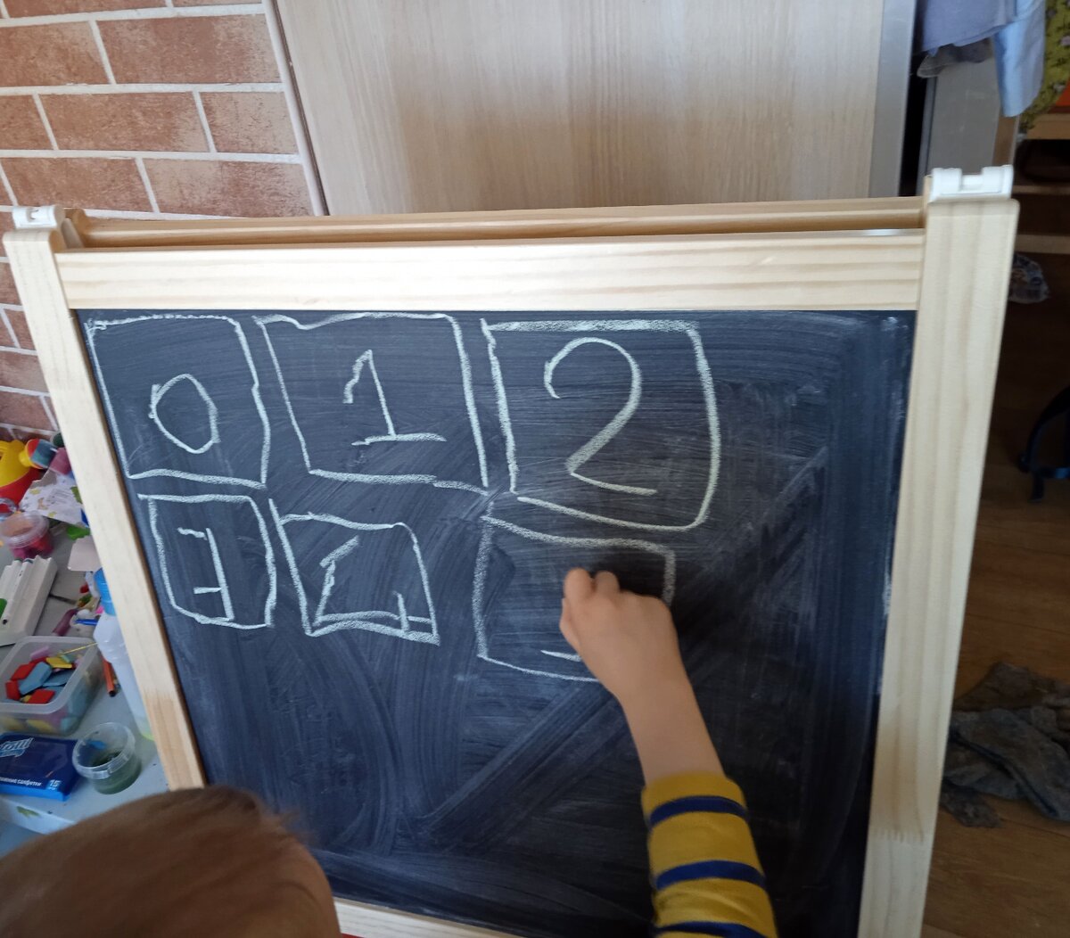 Сын пишет цифры