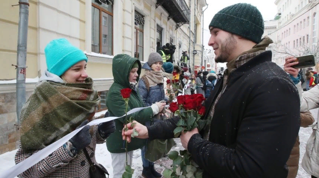 Надеюсь, у этих двоих все хорошее только начинается. Все-таки день такой особенный.