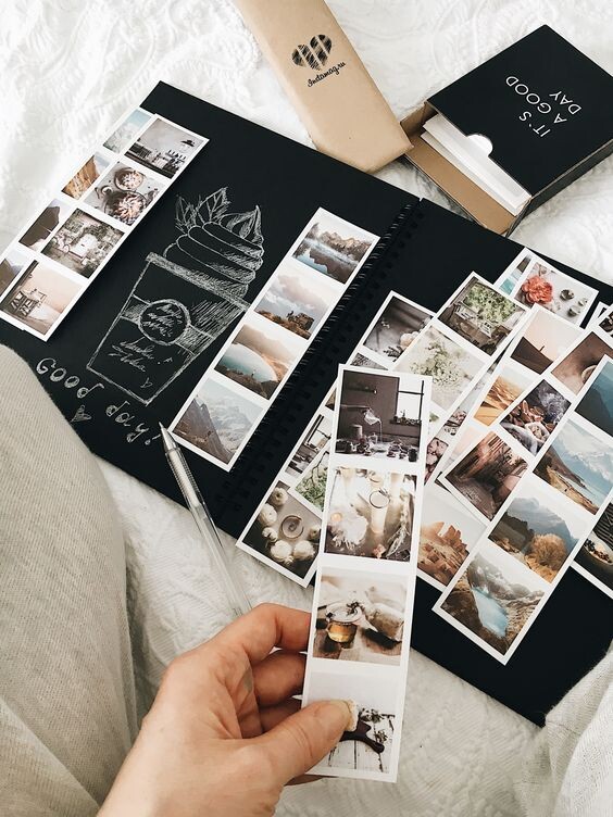 В традиционном фотоальбоме фотографии печатаются на отдельных листах бумаги и помещаются в пластиковые рукава или в рамки на странице. Ваши детские фотографии, вероятно, организованы в традиционный фотоальбом. Кроме того, профессиональный свадебный фотограф может использовать выбранные им фотографии с вашего знаменательного дня для печати в высококачественном альбоме в плоском стиле. Хотя этот тип альбома выглядит чистым и профессиональным, у пары не будет особого выбора в конкретном дизайне или размещении изображений.