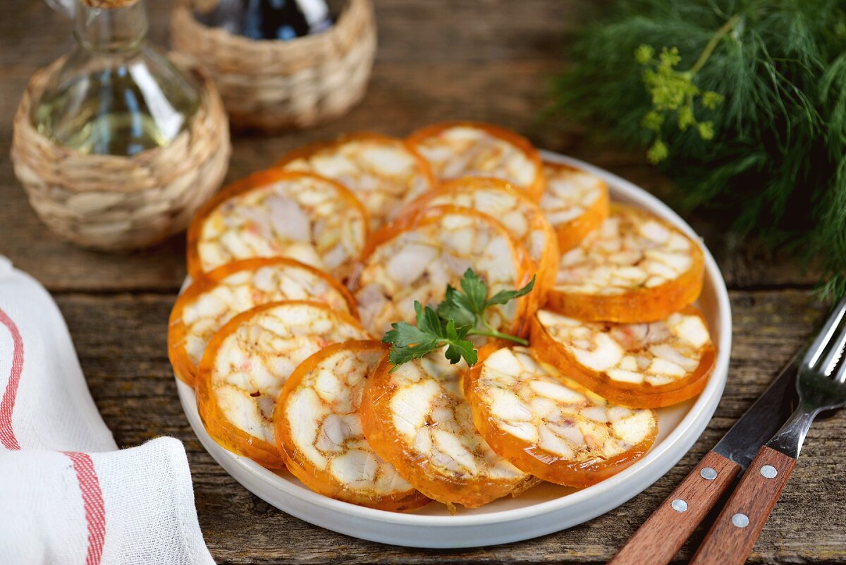 Иллюстрация куриного мраморного рулета с желатином от нашего автора Татьяны. Смотрите на сайте, ссылка на все наши куриные рулеты в самом конце поста!