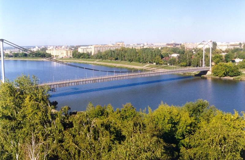 Пешеходный мост через реку Сура. Здесь часто встречаются велотуристы.