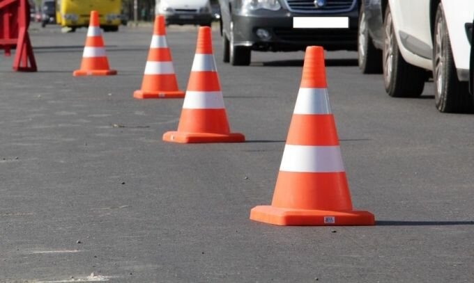 Дорожные конусы отличаются простой конической формой. Отсутствие углов гарантирует безопасность для транспортных средств и автомобилей, а полая конструкция – удобство хранения.