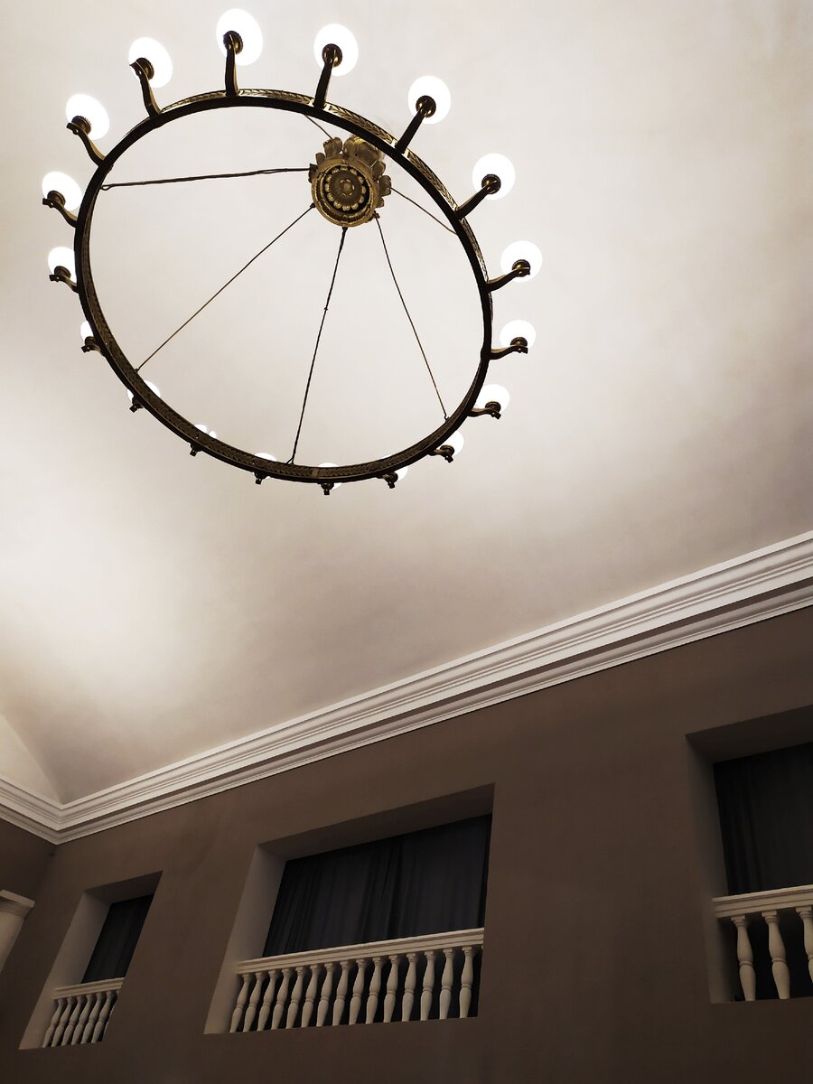 В фойе театра