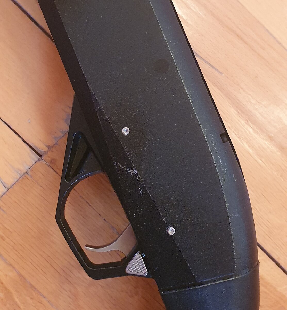 На фото не очень хорошо видно, но все грани уже протерты до металла, да и в целом  она уже не черная, а темно серая. Фото не передает точную картину.