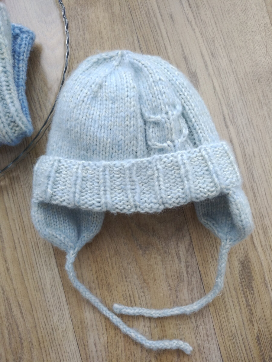 Пряжа Троицкая Фиджи, по 20% меринос и акрил, 60 % хлопок. Цвет верха "талая вода", цвет подклада "маренго"