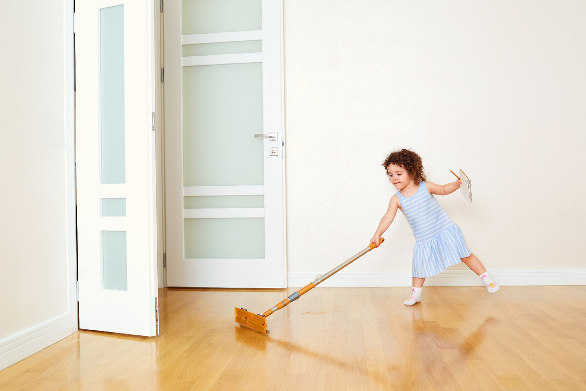 Верни на полу. Чистый пол. Child Mop the Floor.