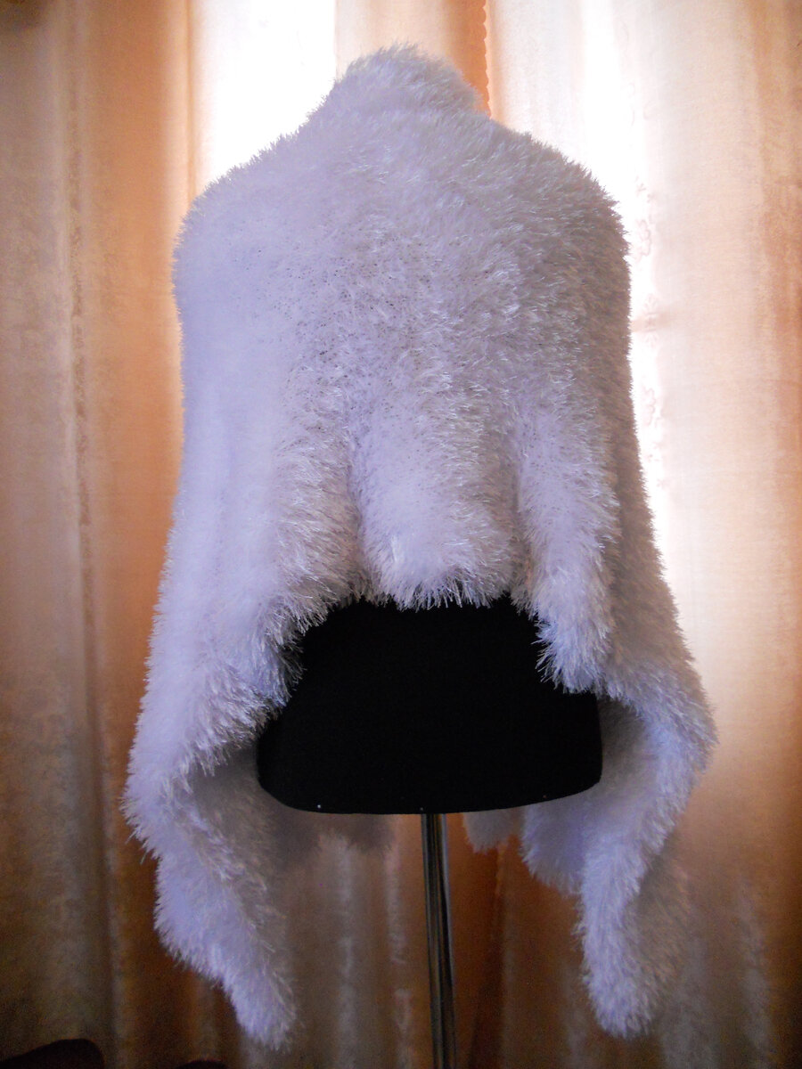 Тот же палантин, только сзади. Фото автора. Пряжа ALIZE dekofur.