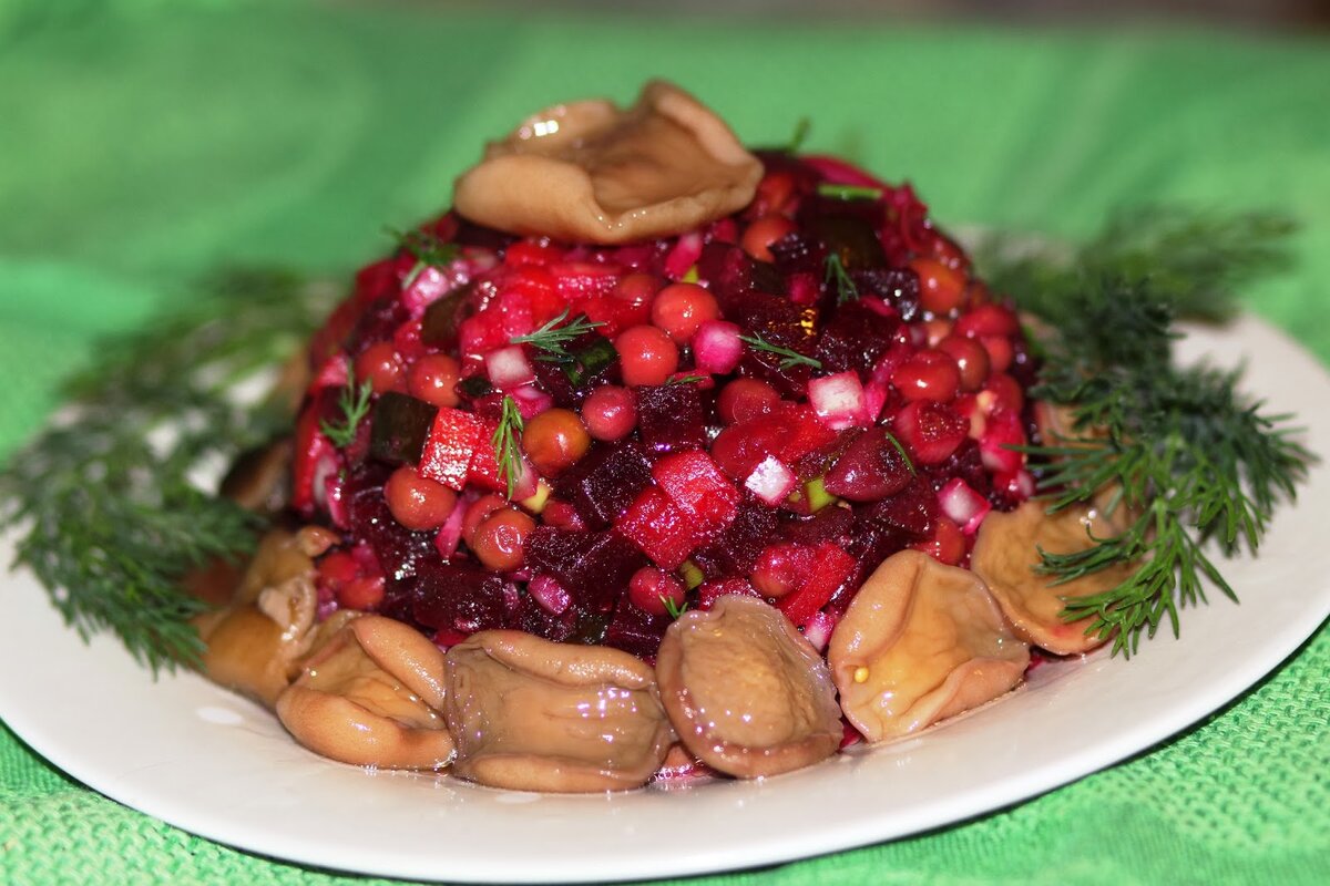 Винегрет с солёными грибами.