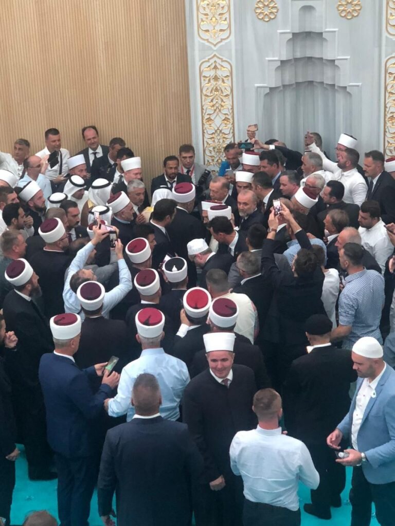 Турецкий президент при посещении мечети в Сараево