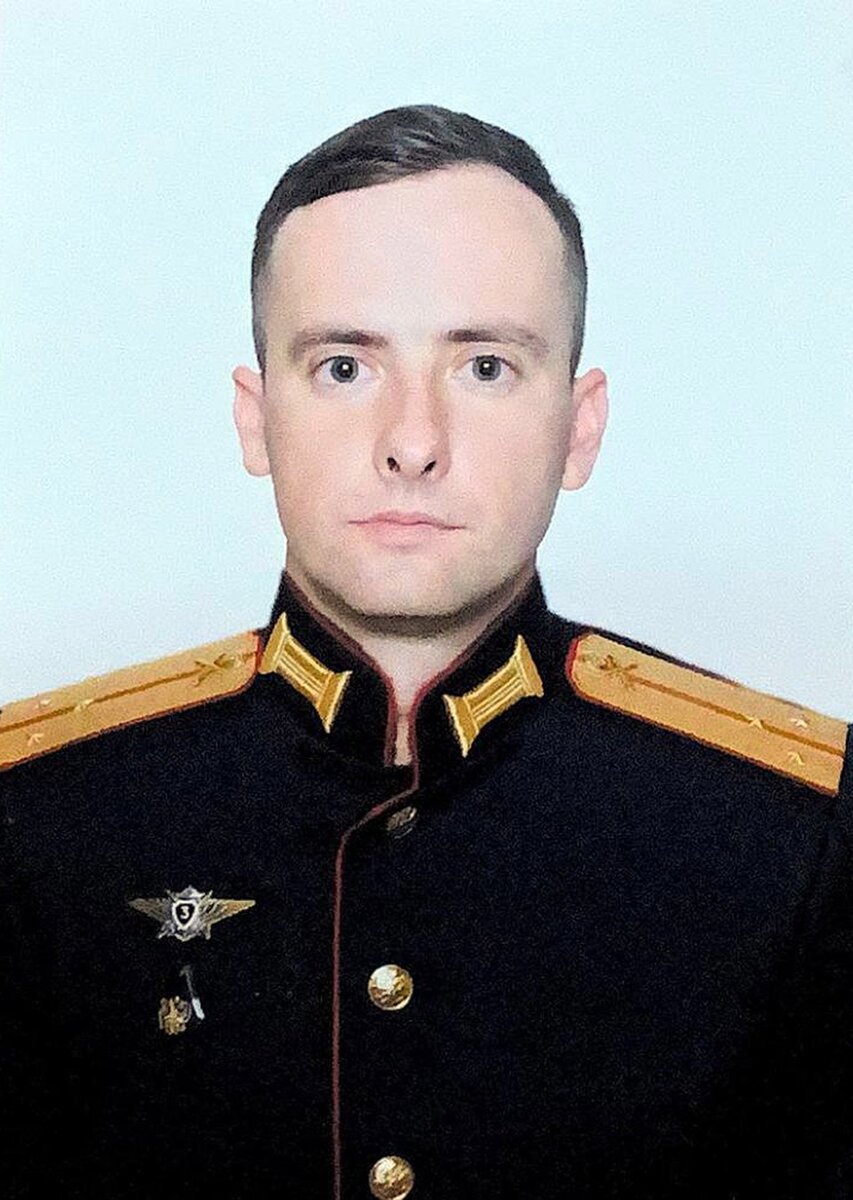     Старший лейтенант Юрий ЛАПИКОВ