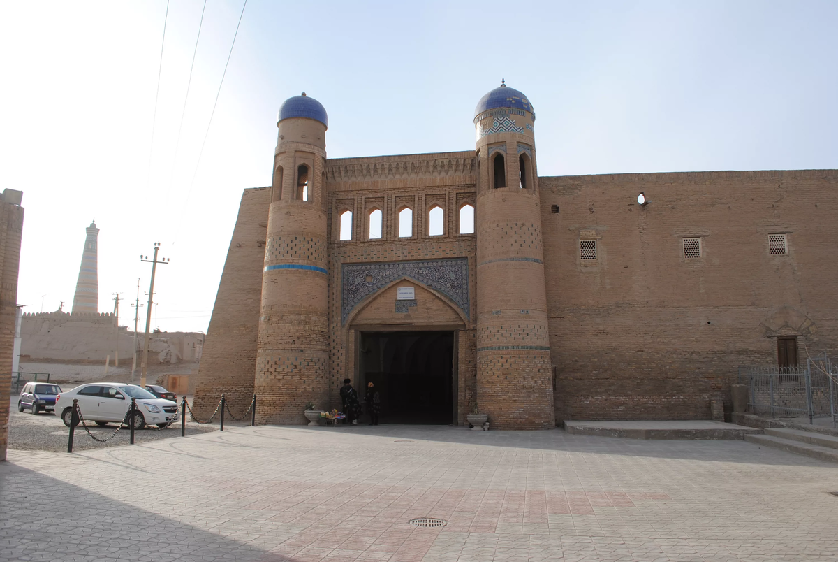 вот туда налево, где машины и в проулочке наш ГД