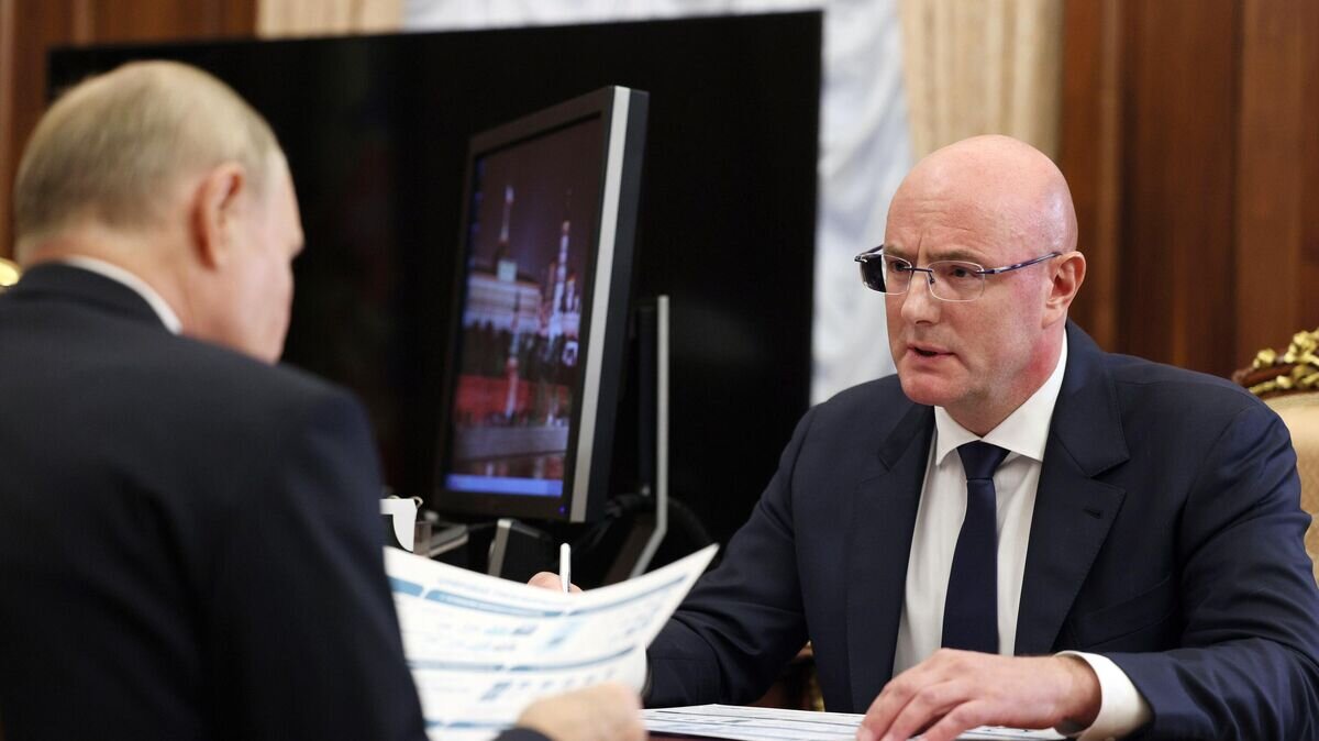    Заместитель председателя правительства РФ Дмитрий Чернышенко (справа) во время встречи с президентом РФ Владимиром Путиным© РИА Новости / Гавриил Григоров
