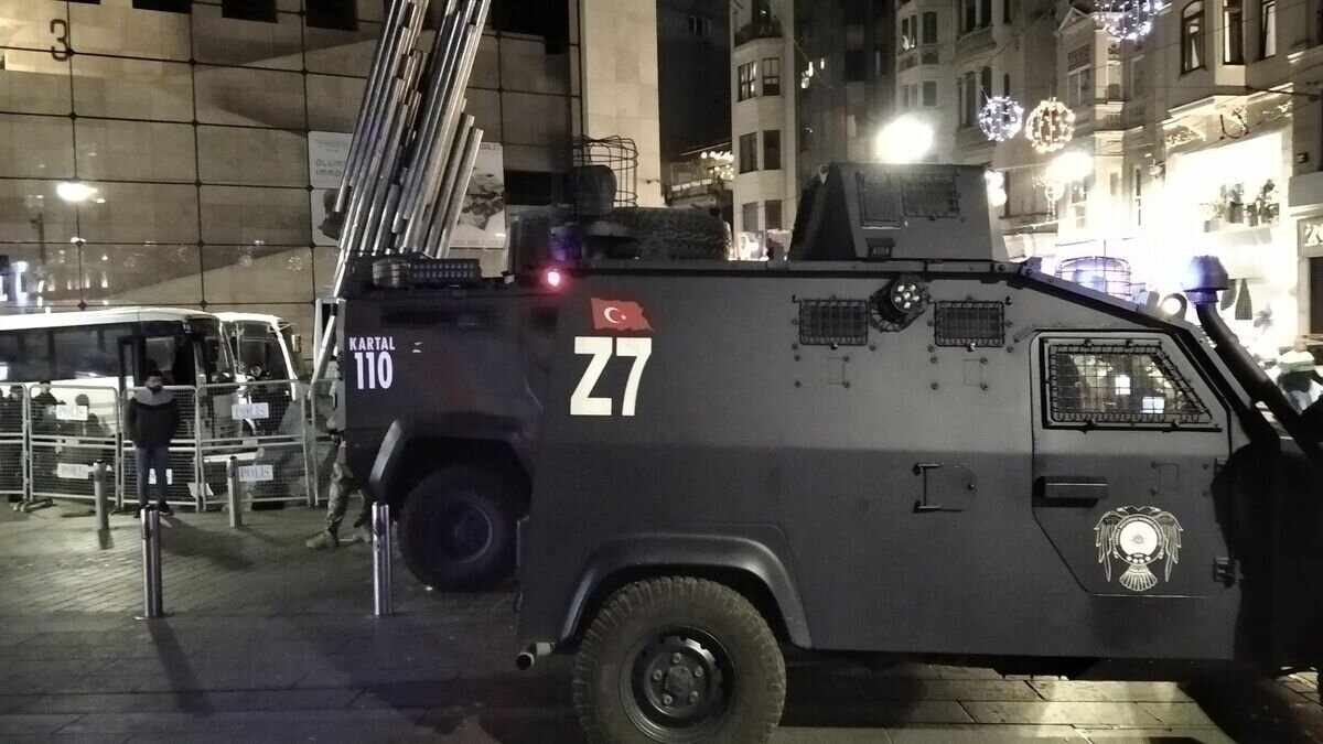    Автомобили полиции неподалеку от места взрыва на улице Истикляль в Стамбуле© РИА Новости / Максим Дурнев