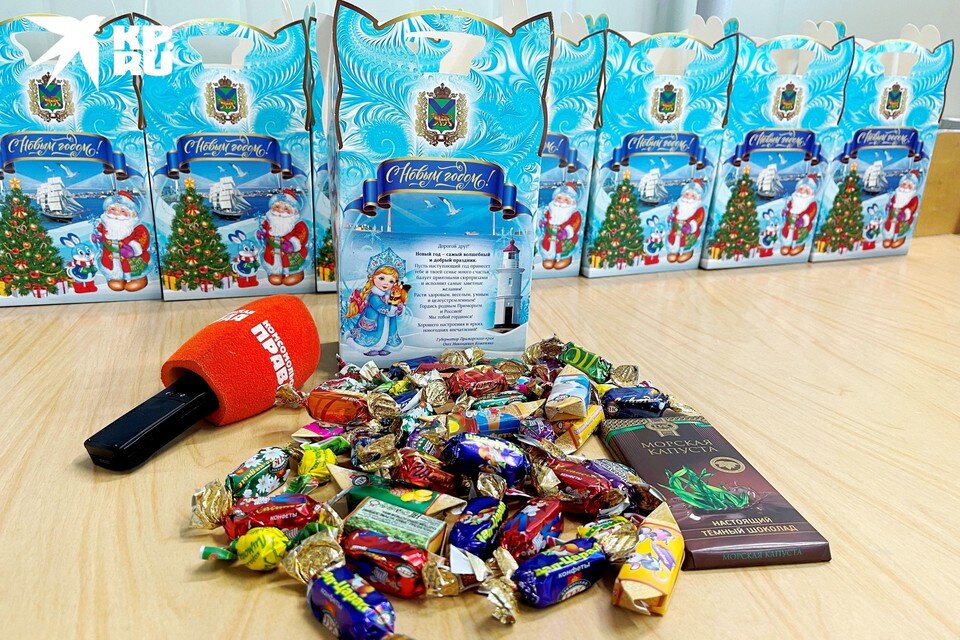     Журналистам показали, как формируются сладкие подарки от губернатора края для детей к Новому году. Анна СОБОЛЬ