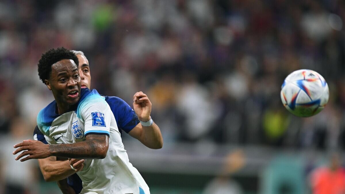    Игрок сборной Англии Рахим Стерлинг (слева) в матче группового этапа чемпионата мира по футболу между сборными Англии и США.© РИА Новости / Григорий Сысоев