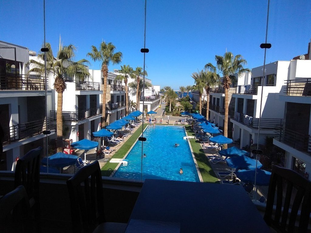 Территория отеля La Rosa Waves Resort