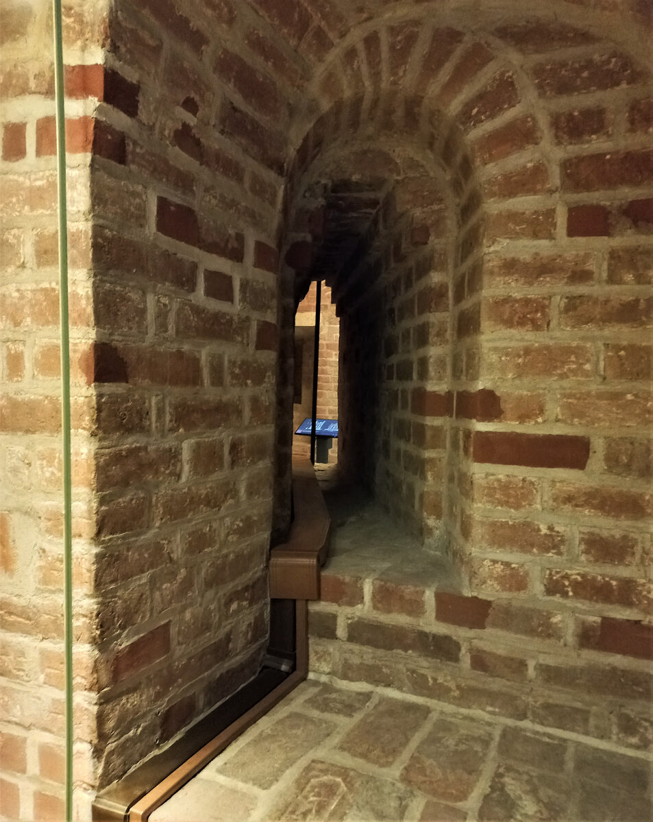 Вентиляционные отверстия во внутренних стена. Фото автора