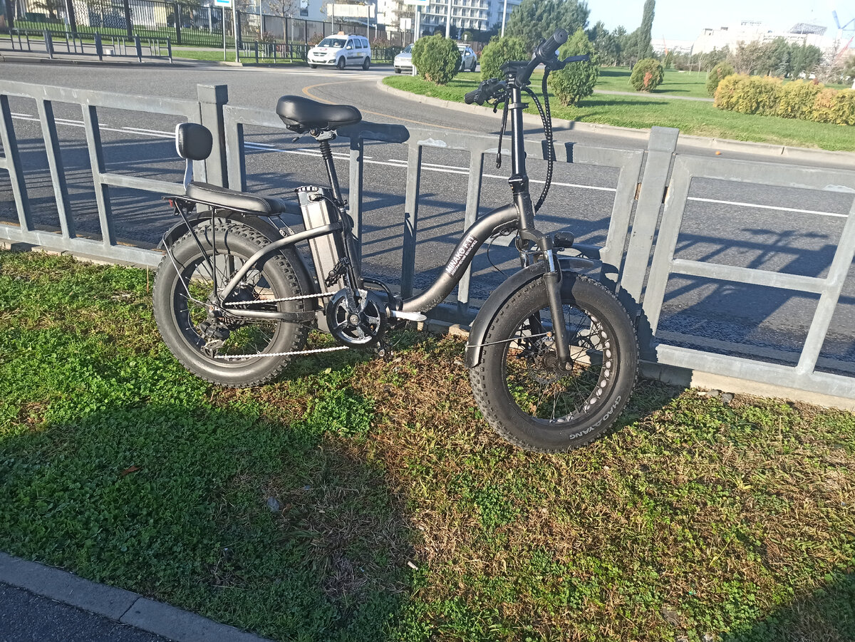 Фэтбайком в Сочи никого не удивишь (их там много), но езда на них не имеет никаких преимуществ на ровной асфальтированной дороге без снега (только езда будет медленнее, а усталость наступит быстрее).