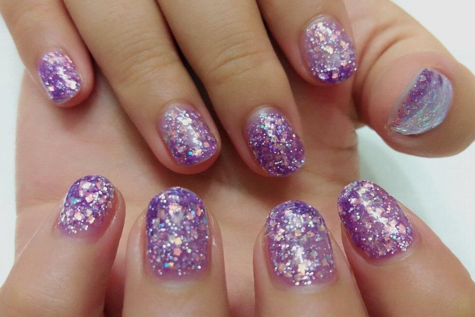    Блестки могут быть лаконичными, однотонными или разноцветнымиshutterstock