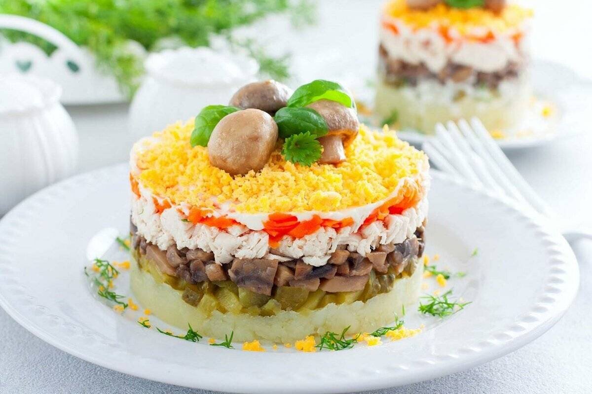 Слоеный куриный салат с грибами и картофелем рецепт – Русская кухня: Салаты. «Еда»