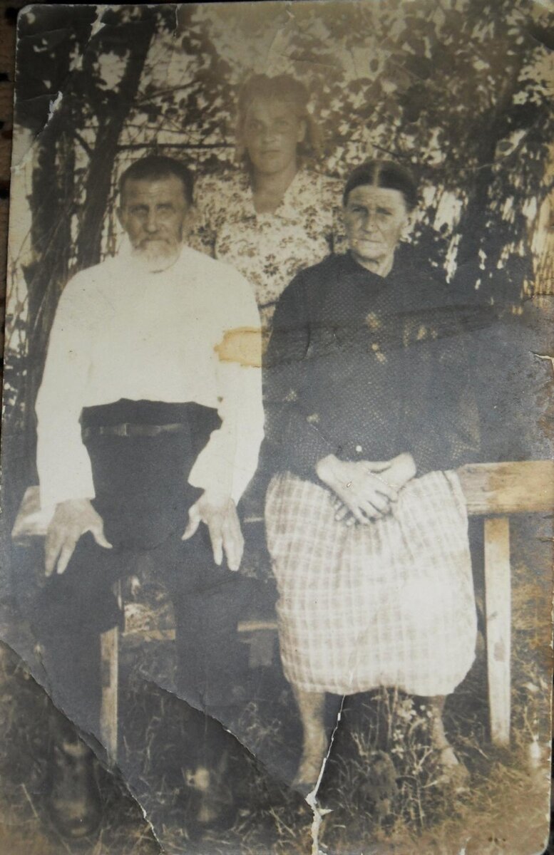 Мои прадедушка Полтев Егор Артамонович и Полтева Анна Васильевна с младшей дочерью Екатериной. Единственная фотография, которая хранится в моей семье.