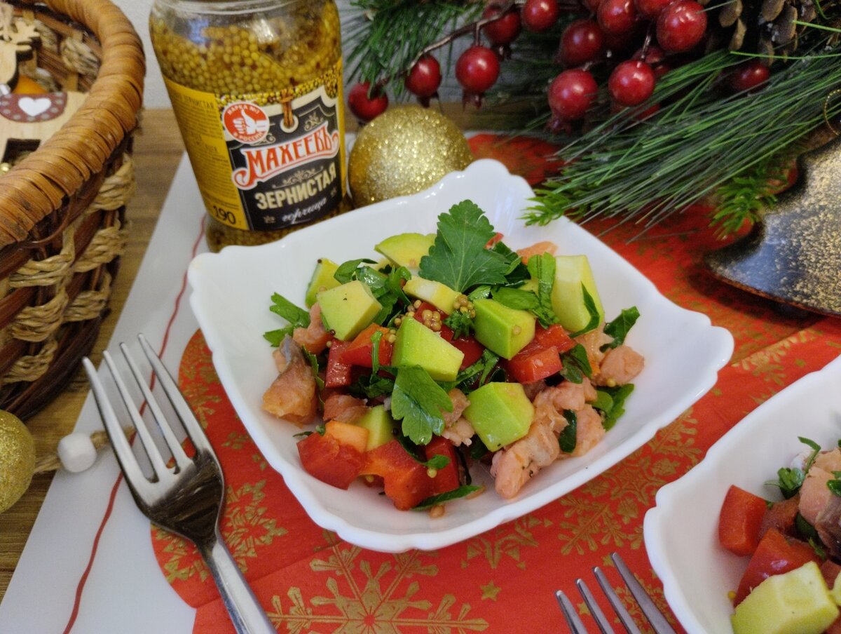    Салат с копченой горбушей, авокадо и сладким перцем с горчичной заправкой махеевъ