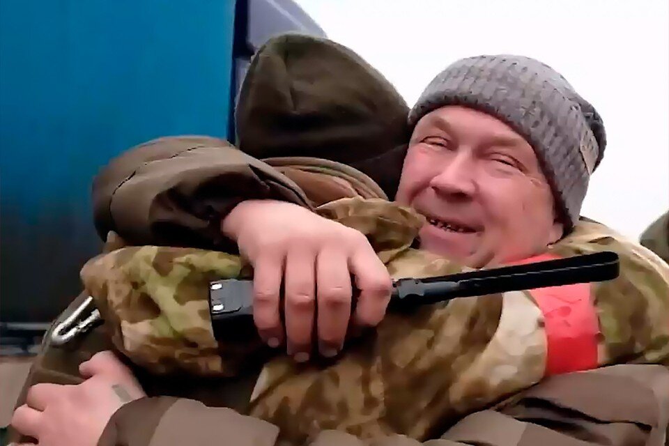     Виктор из Раменского района Московской области проехал тысячу километров, чтобы обнять сына.  Кадр видео