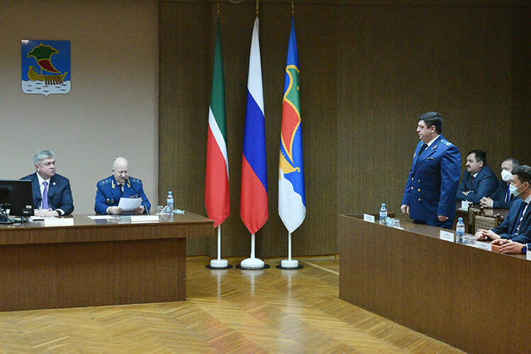   Сегодня в мэрии Челнов коллективу прокуратуры и активу города представили нового прокурора — Артура Абуталипова (справа). На это мероприятие приехал лично прокурор Татарстана Илдус Нафиков (второй слева) Фото: Олег Спиридонов