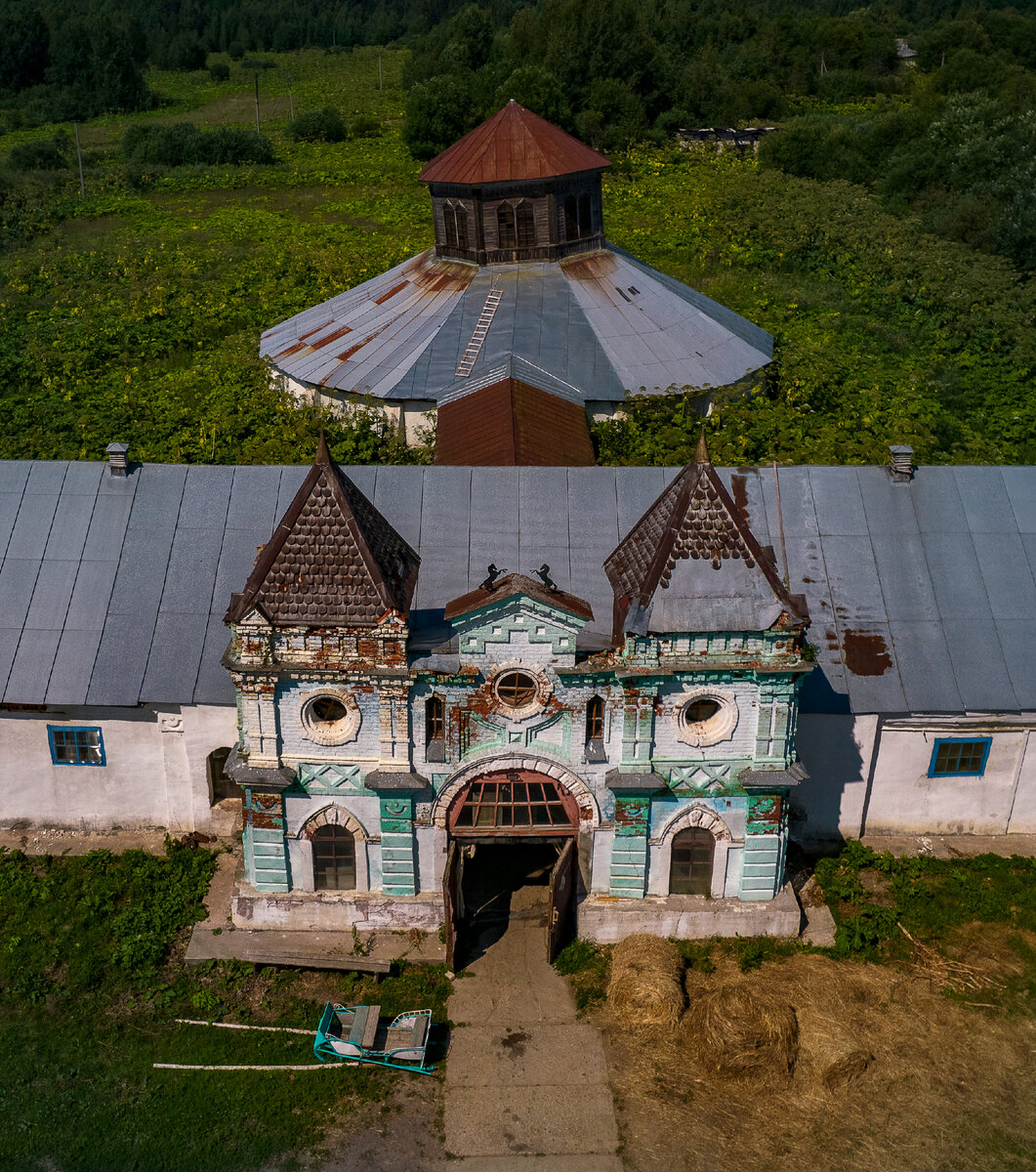 Конезавод в костромских лесах. Откуда здесь взялась такая сказочная  архитектура? | Опять уехала | Дзен