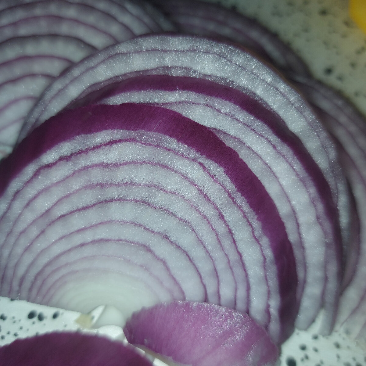 Фиолетовый лук содержит в 2 раза больше витамина С, чем яблоки. Да и вообще богат на витамины и другие полезные вещества