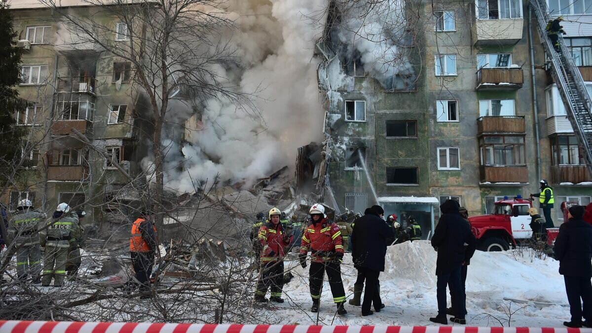    Спасатели на месте взрыва газа в пятиэтажном жилом доме на улице Линейная в Новосибирске© РИА Новости / Владимир Николаев