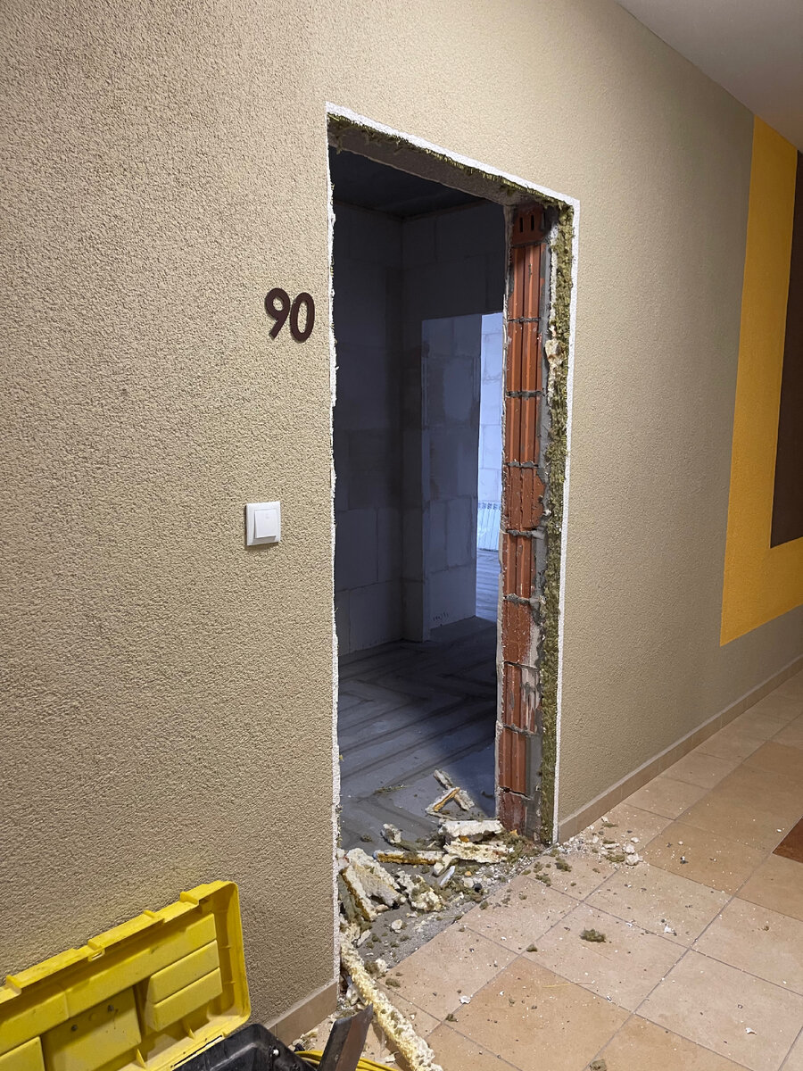 Фото проема после демонтажа старой двери 