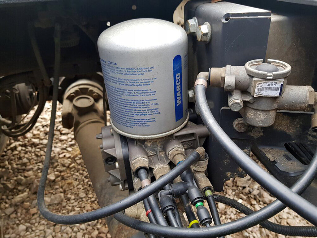 схема подключения магистральных фильтров сжатого воздуха. осушитель воздуха подключение. влагоотделитель для компрессора камаз схема подключения. осушитель воздуха камаз к5 схема. как установить осушитель на ванну.