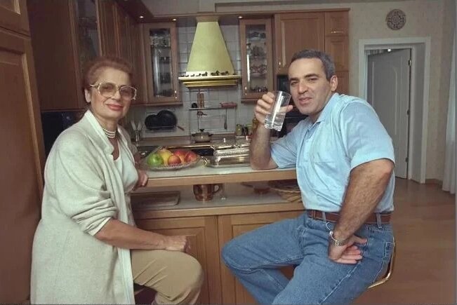 Гарри Кимович со своей мамой Кларой, 1999 год. 