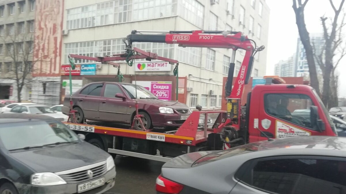     Мобилизованного жителя Тобольска чуть не лишили автомобиля. Тоболяк получил уведомление от городских властей о том, что машину, припаркованную во дворе дома, необходимо убрать в течение 15 дней. В противном случае она будет признана бесхозной.