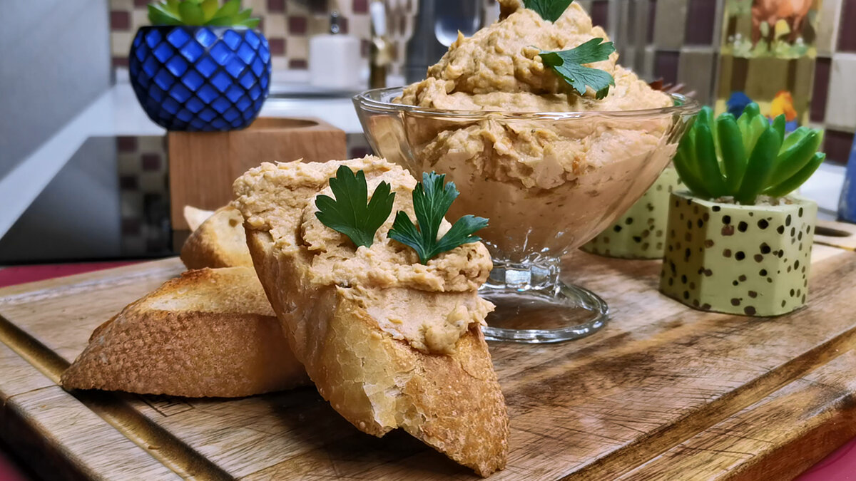 Мало кто делает паштет из курицы, а ведь это очень вкусно и недорого.  Показываем, как мы готовим нежнейший домашний куриный паштет | Розовый  баклажан | Дзен