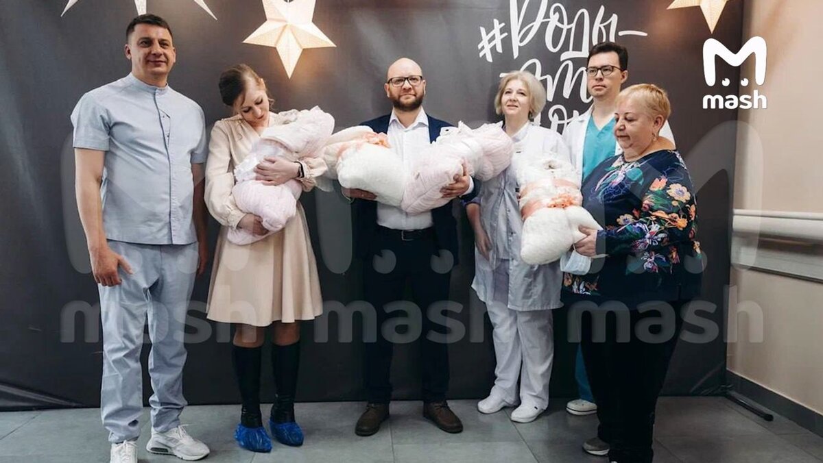    Семья с новорожденными четверняшками во время выписки Фото: Telegram-канал Mash
